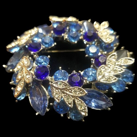 ⭐️ Vintage Blue/Clear Rhinestone Wreath in Silvertone Brooch/Pendant - Picture 3 of 8